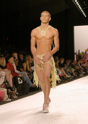 男性 ファッションショー 全裸  ファッションプレス